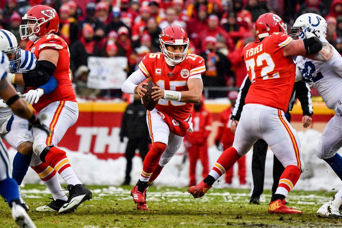 chiefs-mahomes-colts-pocket.jpg